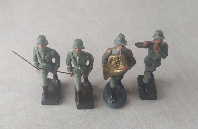 Lot de figurines, soldats musiciens au défilé, en composite peint, Elastolin