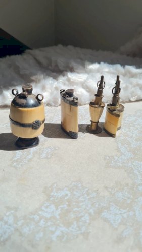 Lot de flacons de parfum antique en matière noble