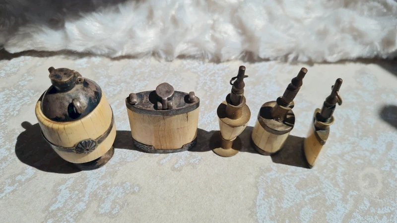 Lot de flacons de parfum antique en matière noble