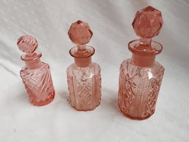 Lot de flacons en verre rose – esprit Art déco