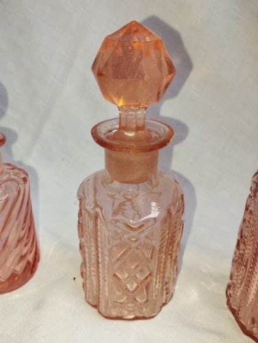 Lot de flacons en verre rose – esprit Art déco