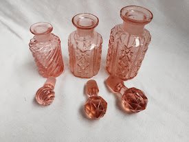 Lot de flacons en verre rose – esprit Art déco