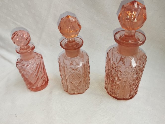 Lot de flacons en verre rose – esprit Art déco