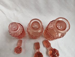 Lot de flacons en verre rose – esprit Art déco