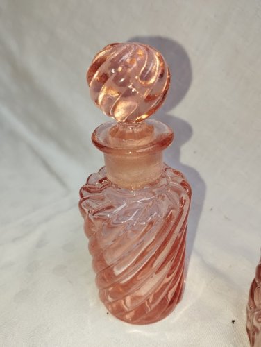 Lot de flacons en verre rose – esprit Art déco