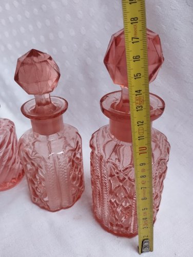 Lot de flacons en verre rose – esprit Art déco