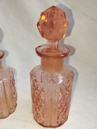 Lot de flacons en verre rose – esprit Art déco