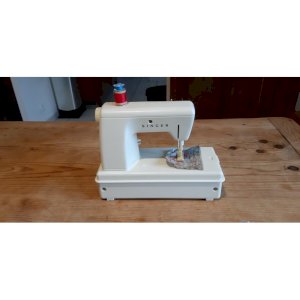 Lot de Jouets anciens Barbie , Machine a coudre , Piano