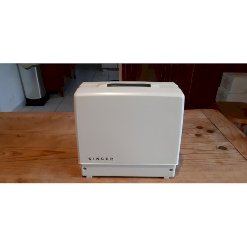 Lot de Jouets anciens Barbie , Machine a coudre , Piano