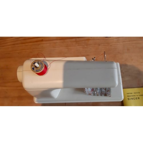 Lot de Jouets anciens Barbie , Machine a coudre , Piano