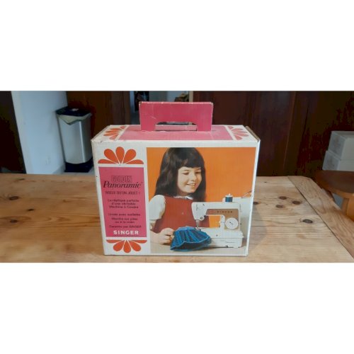 Lot de Jouets anciens Barbie , Machine a coudre , Piano