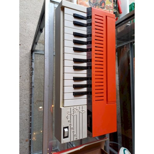 Lot de Jouets anciens Barbie , Machine a coudre , Piano