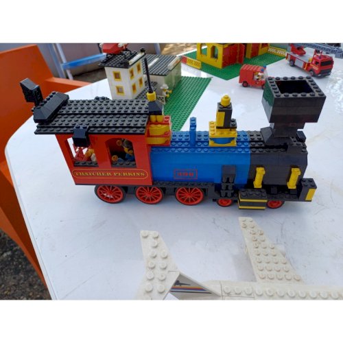 Lot de Jouets anciens Barbie , Machine a coudre , Piano