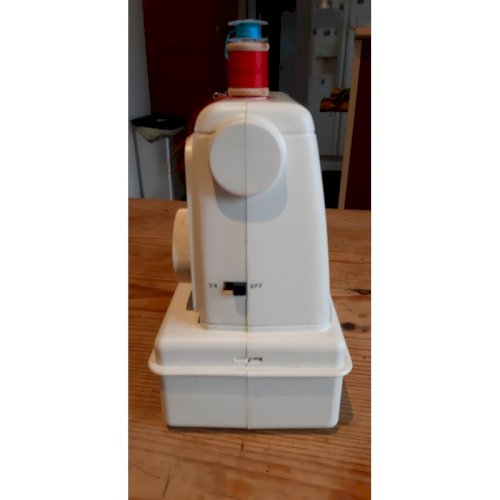 Lot de Jouets anciens Barbie , Machine a coudre , Piano