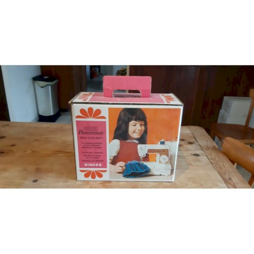 Lot de Jouets anciens Barbie , Machine a coudre , Piano