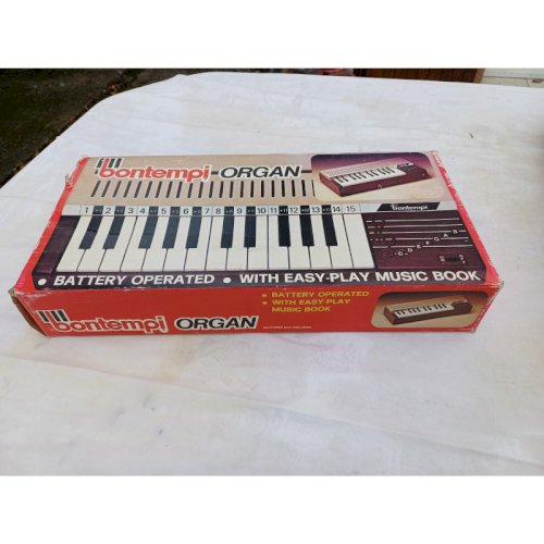 Lot de Jouets anciens Barbie , Machine a coudre , Piano