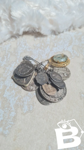 Lot de médailles religieuses anciennes en argent, métal et plaqué or atypique