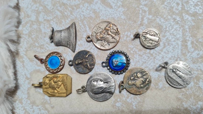 Lot de médailles religieuses anciennes en argent, métal et plaqué or atypique