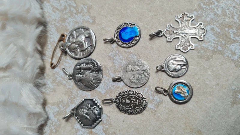 Lot de médailles religieuses anciennes en argent, métal et plaqué or atypique