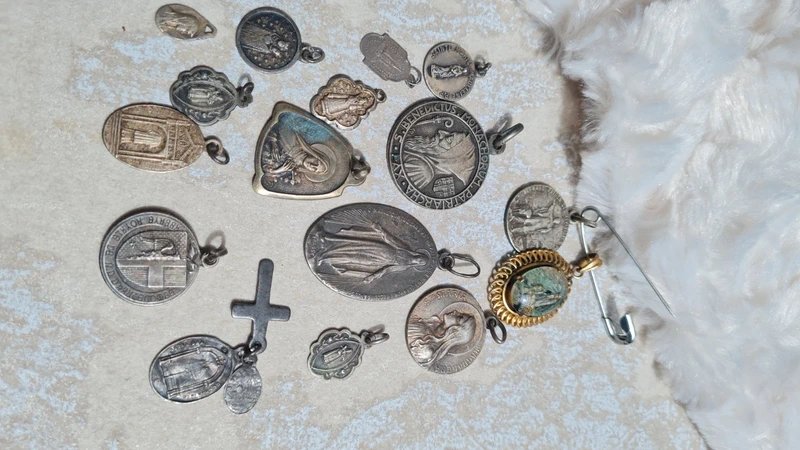 Lot de médailles religieuses anciennes en argent, métal et plaqué or atypique