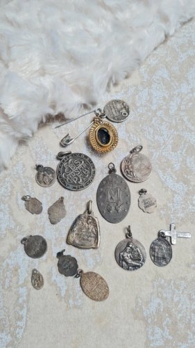 Lot de médailles religieuses anciennes en argent, métal et plaqué or atypique