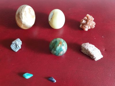 Lot de minéraux : aragonite, onyx, jaspe 'african bloodstone', nodule métallique, turquoise, lapis-lazuli