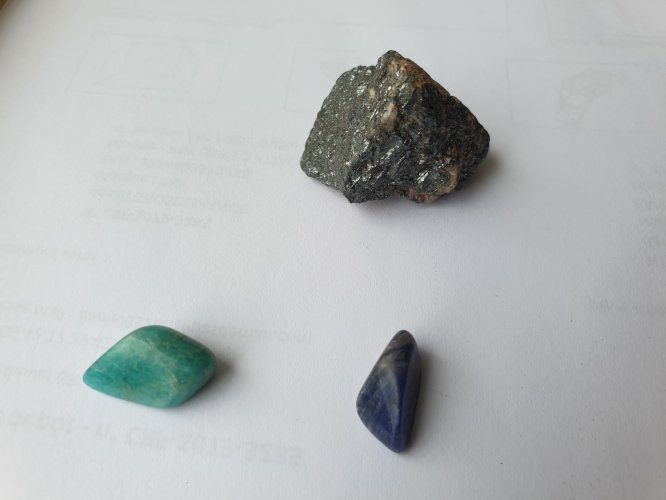 Lot de minéraux : aragonite, onyx, jaspe 'african bloodstone', nodule métallique, turquoise, lapis-lazuli