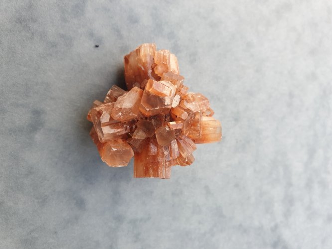 Lot de minéraux : aragonite, onyx, jaspe 'african bloodstone', nodule métallique, turquoise, lapis-lazuli