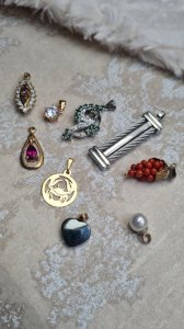 Lot de pendentifs anciens et vintage corail, saphir, pierre