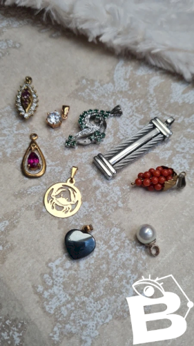 Lot de pendentifs anciens et vintage corail, saphir, pierre