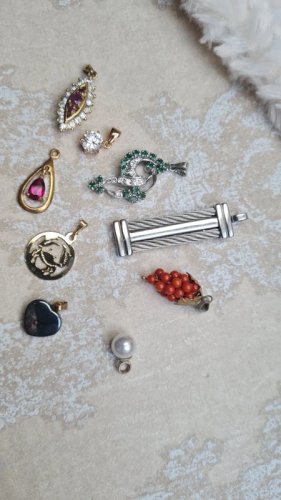 Lot de pendentifs anciens et vintage corail, saphir, pierre