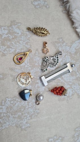 Lot de pendentifs anciens et vintage corail, saphir, pierre