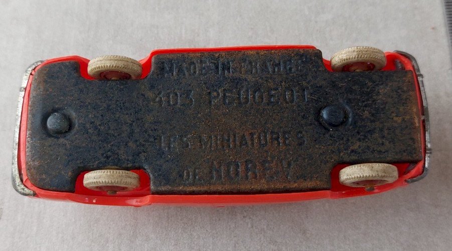 Lot de petites voitures, Peugeot 403, 2 CV Clé, 4CV Renault, Norev 1/43 ^