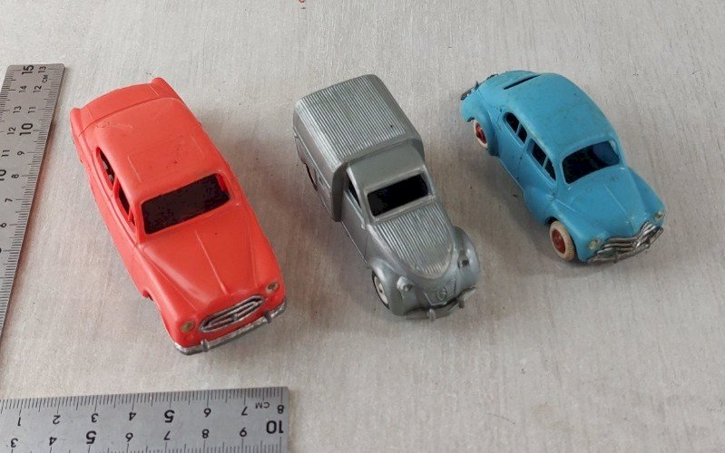 Lot de petites voitures, Peugeot 403, 2 CV Clé, 4CV Renault, Norev 1/43 ^