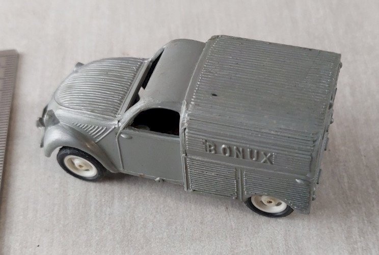 Lot de petites voitures, Peugeot 403, 2 CV Clé, 4CV Renault, Norev 1/43 ^