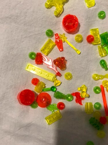 Lot de pièces de finition Lego fluorescentes jaunes oranges et vertes