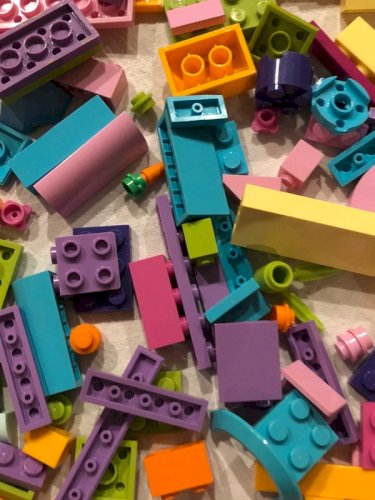 Lot de pièces de Lego couleurs flashys et acidulées