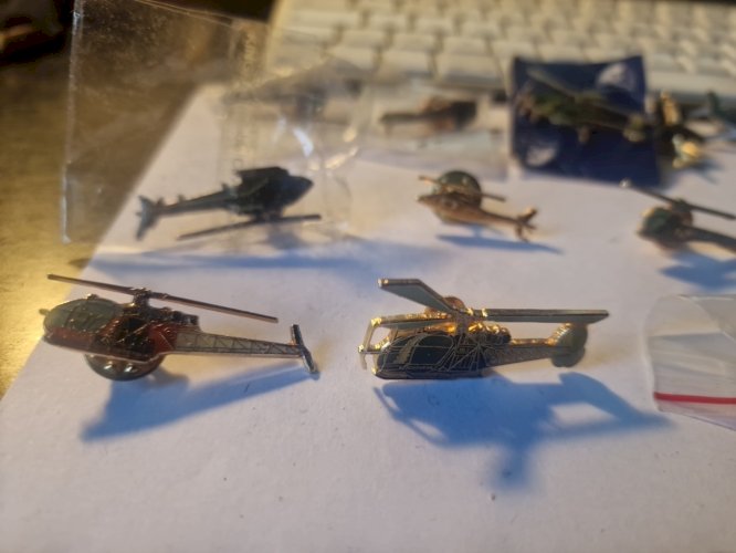 lot de  Pin's HELICOPTERES- avions ...