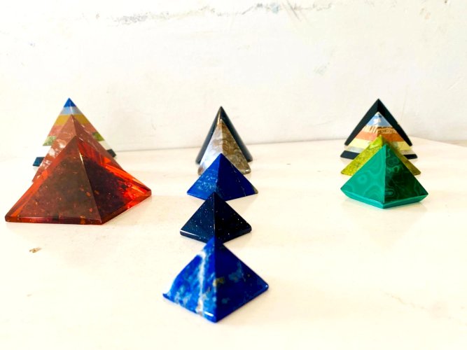 Lot de pyramides en pierres anciennes XX siècle