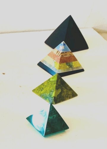 Lot de pyramides en pierres anciennes XX siècle