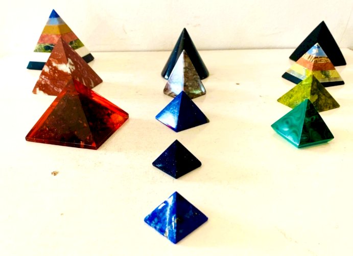 Lot de pyramides en pierres anciennes XX siècle