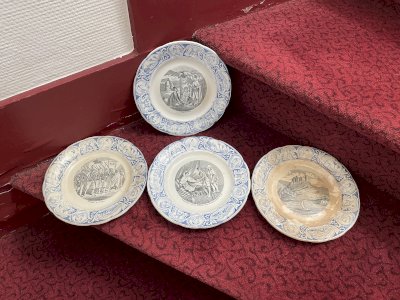 Lot de quatre assiettes à décor de scènes tunisiennes