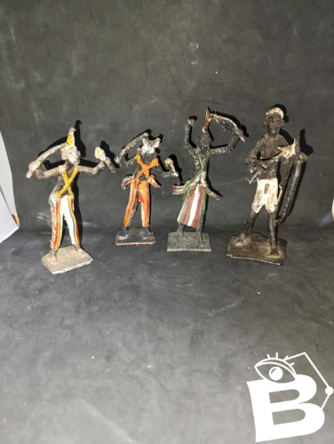 lot de quatre sculptures en metal peint artisanales africaine en bon etat