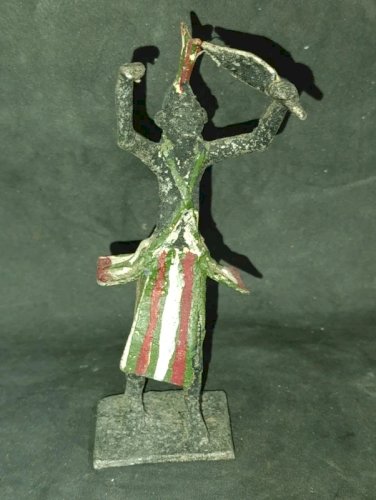 lot de quatre sculptures en metal peint artisanales africaine en bon etat