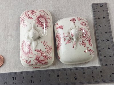 Lot de vaisselle / couvercles pour dinette, en céramique, à identifier