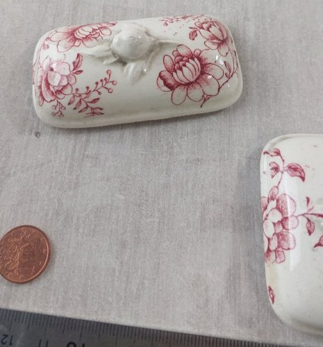 Lot de vaisselle / couvercles pour dinette, en céramique, à identifier