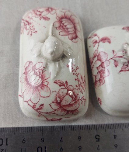 Lot de vaisselle / couvercles pour dinette, en céramique, à identifier