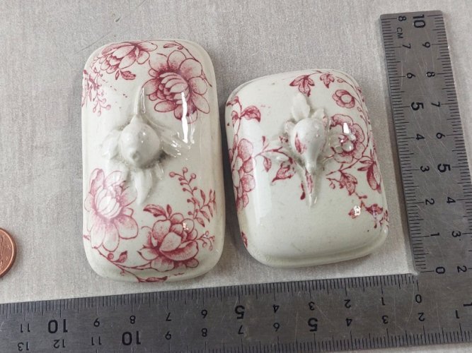 Lot de vaisselle / couvercles pour dinette, en céramique, à identifier