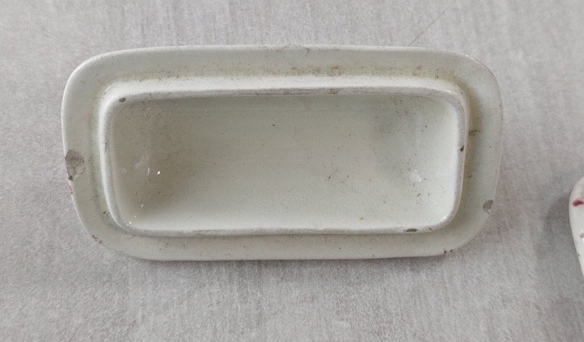 Lot de vaisselle / couvercles pour dinette, en céramique, à identifier