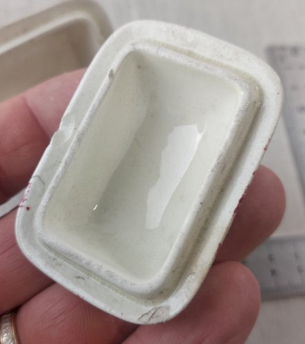 Lot de vaisselle / couvercles pour dinette, en céramique, à identifier